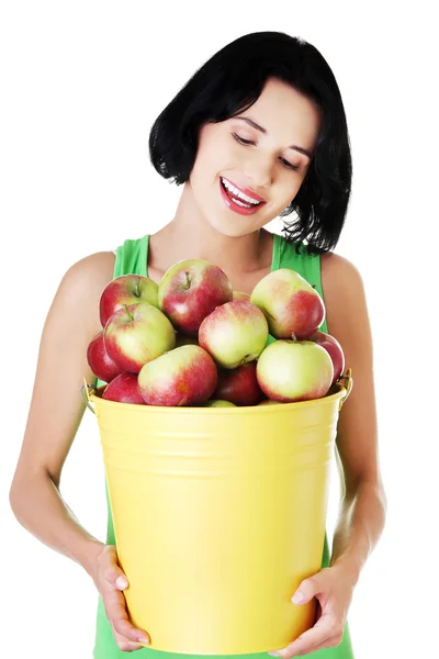 Portret vrouw met emmer vol met appels — Stockfoto