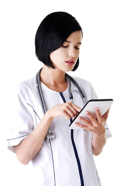 Vrouwelijke arts met behulp van Tablet PC in het ziekenhuis — Stockfoto
