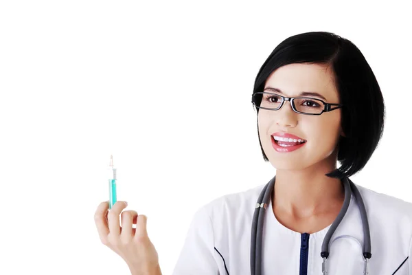 Retrato del médico femenino sosteniendo la jeringa —  Fotos de Stock