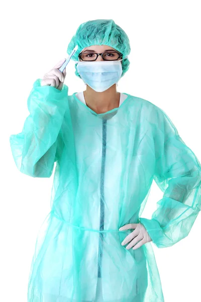 Γυναίκα γιατρό με ένα χειρουργικό νυστέρι — Φωτογραφία Αρχείου