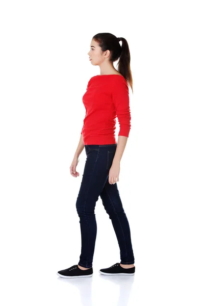 Vista lateral de uma jovem mulher casual andando — Fotografia de Stock
