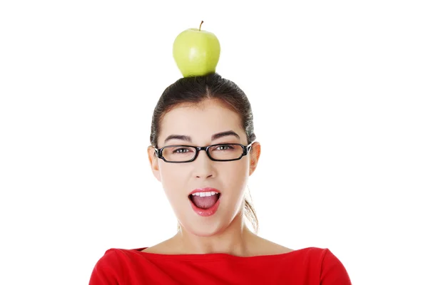 Portrait de belle femme avec une pomme sur la tête — Photo