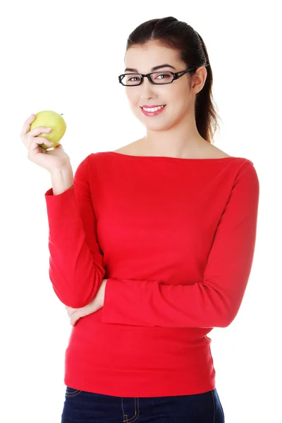 Retrato de una hermosa mujer con una manzana —  Fotos de Stock