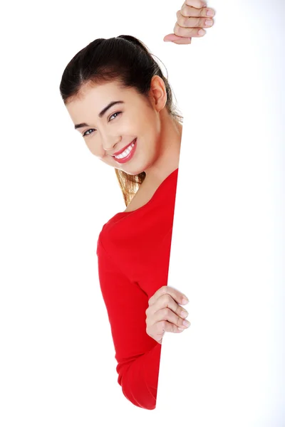 Donna sorridente in possesso di banner vuoto — Foto Stock