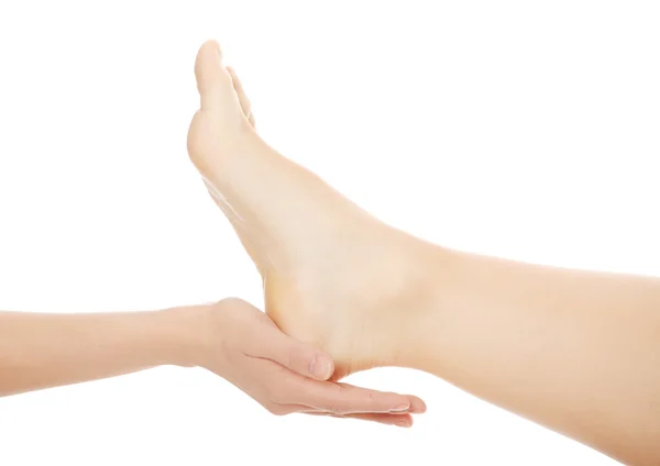 Kobieta, dotykając jej stopy — Zdjęcie stockowe