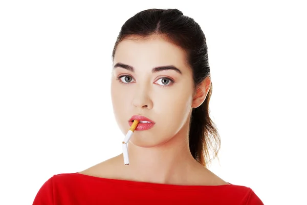 Jonge vrouw met gebroken sigaret in mond — Stockfoto