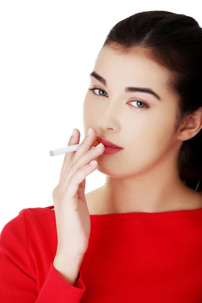 Ung kvinna som beroende av rökning cigarett — Stockfoto
