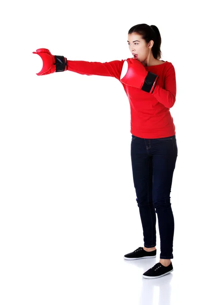 Повна довжина молода жінка з боксерськими рукавичками — стокове фото