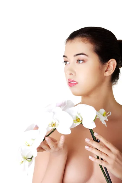 Retrato de mujer desnuda con flor de orquídea blanca — Foto de Stock