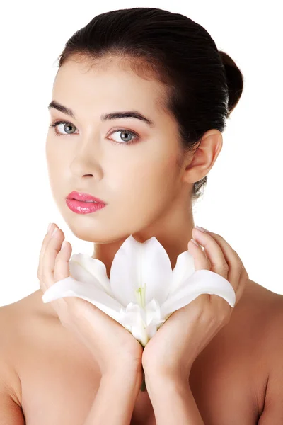 Retrato de mulher nua com flor de lírio branco — Fotografia de Stock