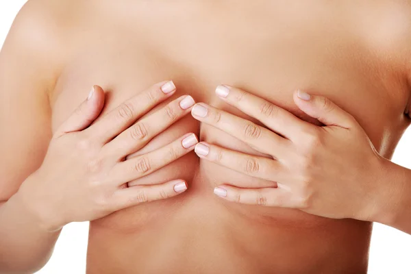 Κοντινό πλάνο σε γυμνό γυναίκα που καλύπτει το στήθος της — Φωτογραφία Αρχείου