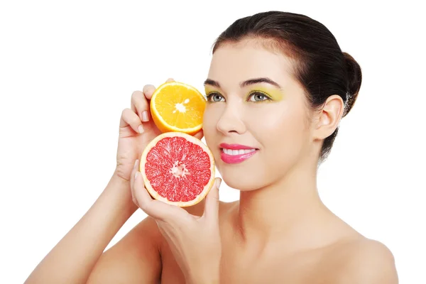 Jovem mulher nua segurando laranja e toranja — Fotografia de Stock