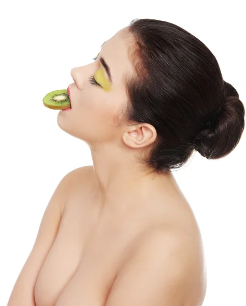 Jeune femme nue manger un kiwi — Photo