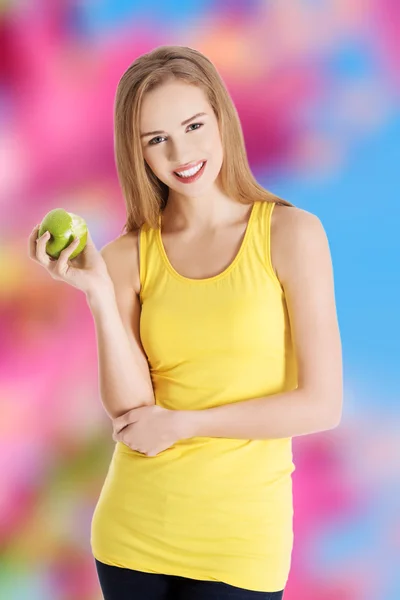 Frau hält einen Apfel in der Hand — Stockfoto