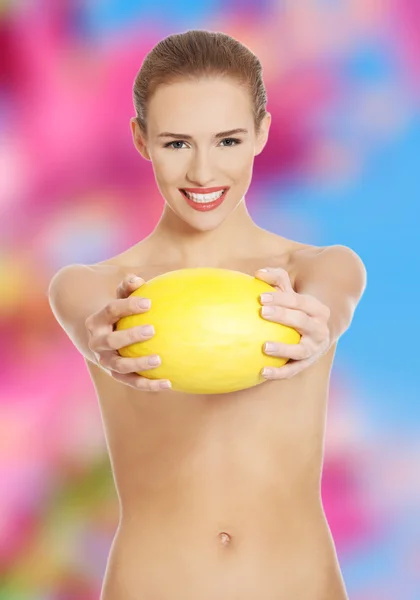 Žena držící meloun — Stock fotografie