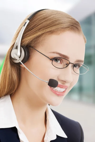 Mulher de negócios caucasiana bonita no call center . — Fotografia de Stock