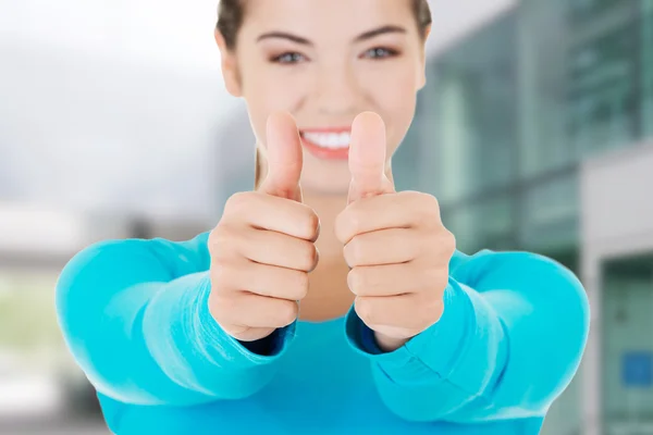 Teen woman gesturing thumbs up — Stock Photo, Image