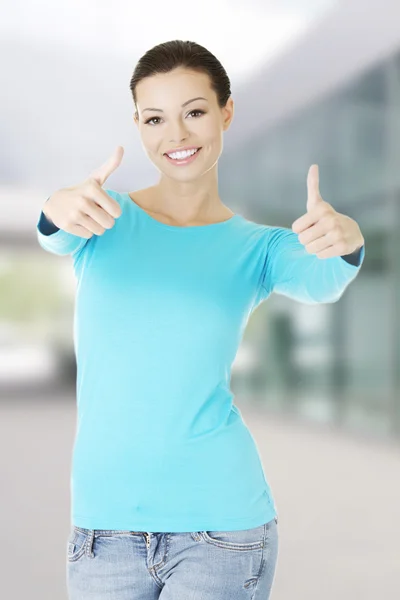 Mulher posando em camisa azul — Fotografia de Stock