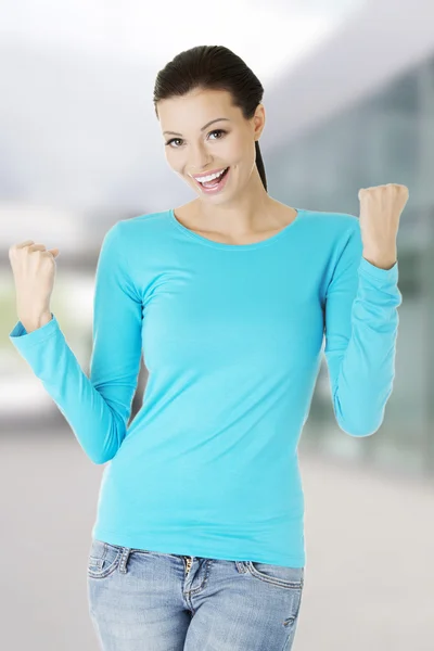 Kvinna poserar i blå skjorta — Stockfoto