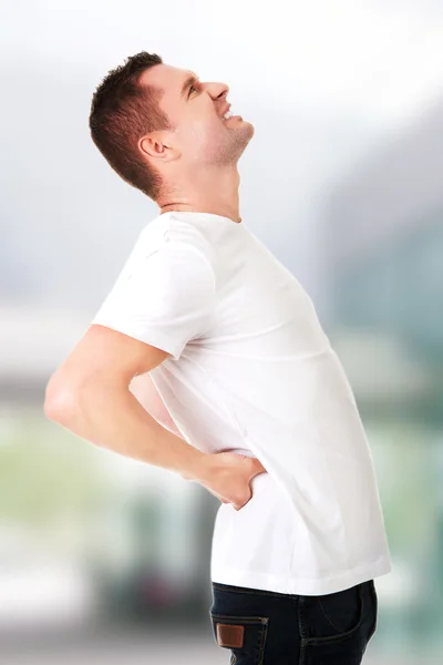 Человек в агонии с болью в спине — стоковое фото