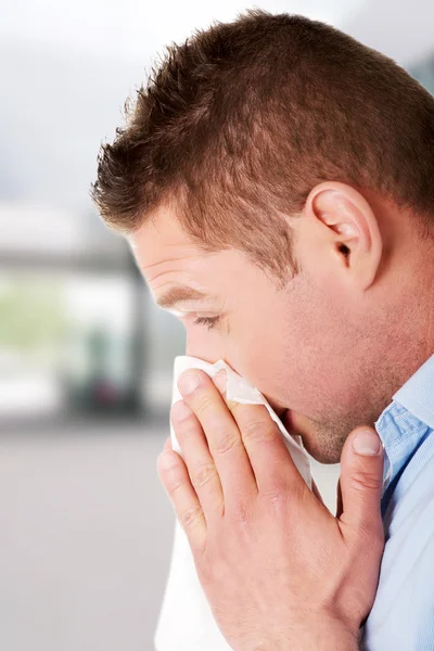 Hombre enfermo sonándose la nariz — Foto de Stock