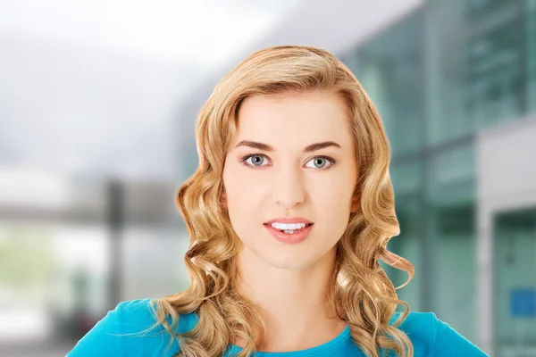 Estilo jovem mulher casual. Retrato de estúdio — Fotografia de Stock