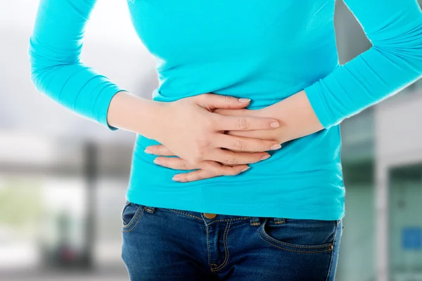 Mujer con problemas de estómago — Foto de Stock