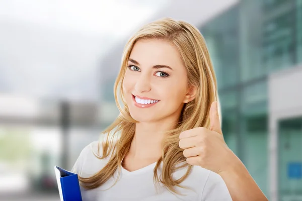 Glückliche Frau mit ok Handzeichen — Stockfoto