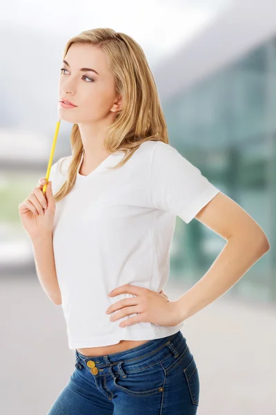 Nachdenkliche Frau mit Bleistift — Stockfoto