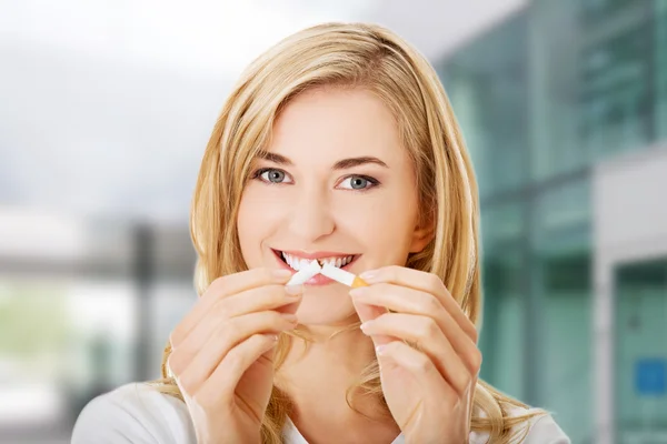 Young beautiful woman holding broken cigarette — Stock Photo, Image