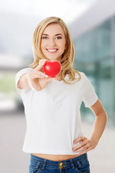 Mulher sorridente com coração vermelho — Fotografia de Stock