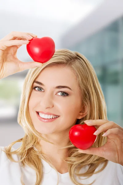 Lächelnde Frau mit rotem Herz — Stockfoto