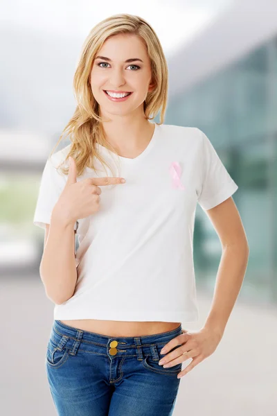 ピンク乳がんリボンを持つ女性 — ストック写真