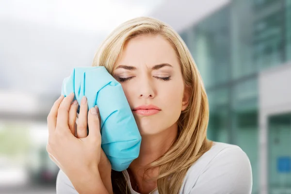 Vrouw uitpuilende tand ache — Stockfoto