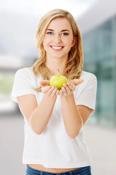 Nő kezében egy zöld alma — Stock Fotó