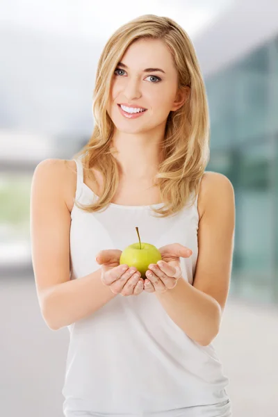 Mujer sosteniendo una manzana verde — Foto de Stock