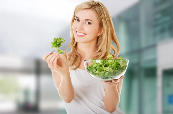 Mulher sorrindo comer salada — Fotografia de Stock