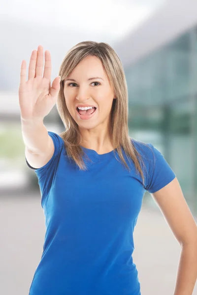 Frau macht Stoppschild — Stockfoto