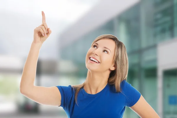 Hermosa mujer apuntando a alguna parte — Foto de Stock