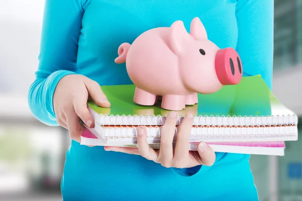 Mujer sosteniendo una hucha — Foto de Stock