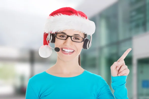 Giovane donna casual in cappello di Babbo Natale — Foto Stock