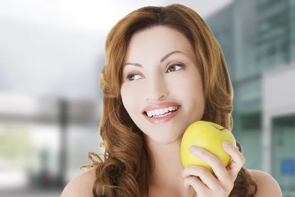 Vrouw met een appel — Stockfoto