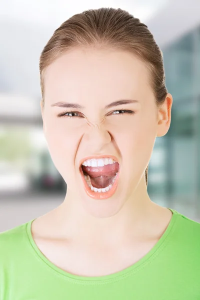 Junge Frau schreit vor Wut — Stockfoto