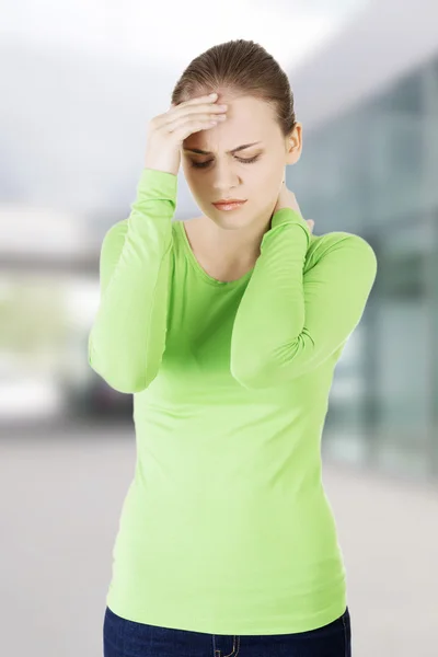 Mujer con dolor de cabeza enorme —  Fotos de Stock