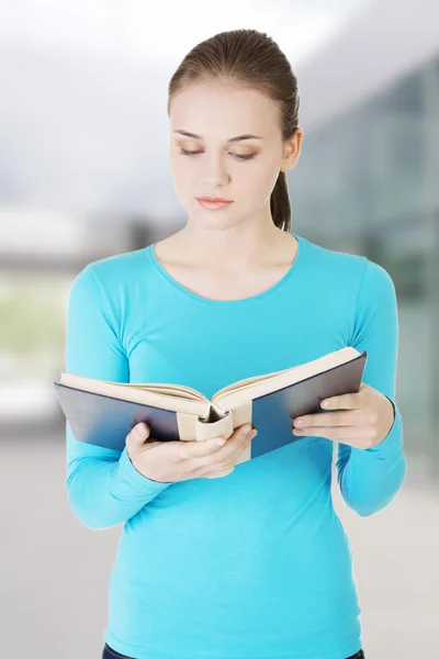 Kvinna läser en bok — Stockfoto