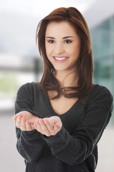 Woman showing copyspace — Stock Photo, Image