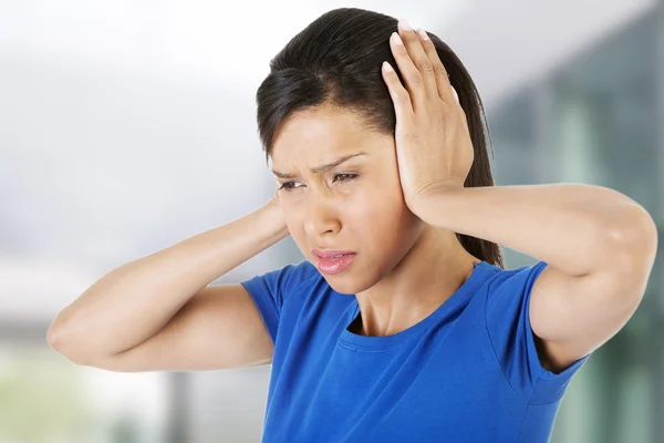 Frau mit enormen Kopfschmerzen — Stockfoto