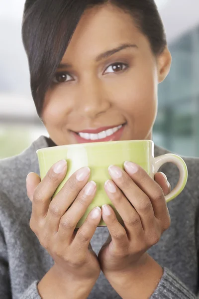 Vrouw drinken kopje thee — Stockfoto