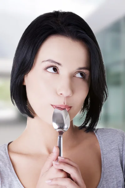 Mujer con cuchara en la boca —  Fotos de Stock