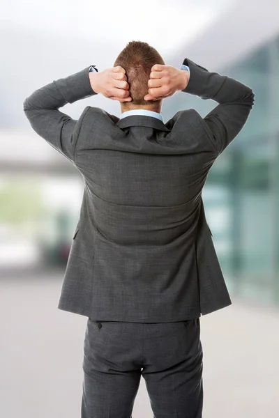 Geschäftsmann hält sich bedeckt — Stockfoto